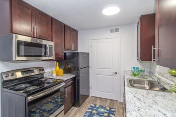 Granite Counter Tops In Kitchen at Timber Glen Apartments, Batavia, OH