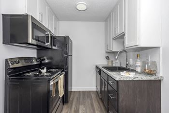 Spacious Kitchen at Timber Glen Apartments, Batavia, Ohio