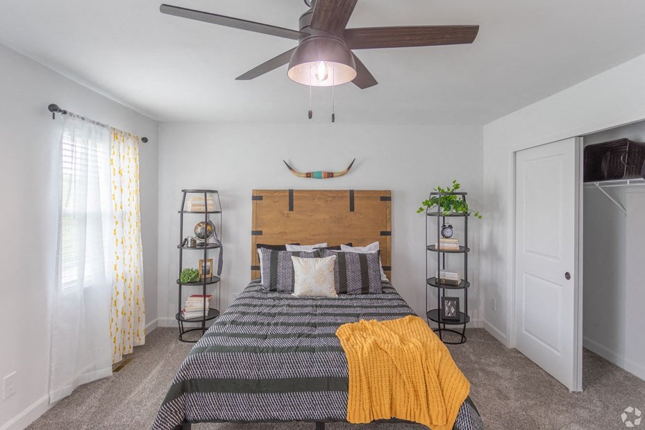 Bedroom With Ceiling Fan at Galbraith Pointe Apartments and Townhomes*, Cincinnati, Ohio