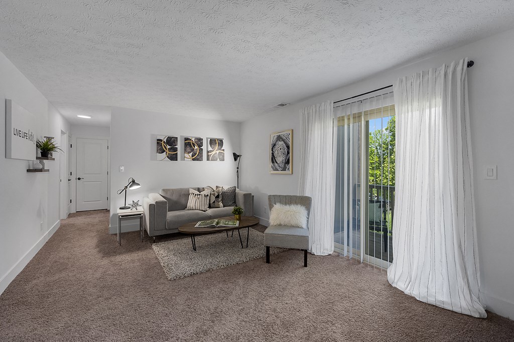 Spacious Living Area at Millcroft Apartments and Townhomes, Ohio, 45150