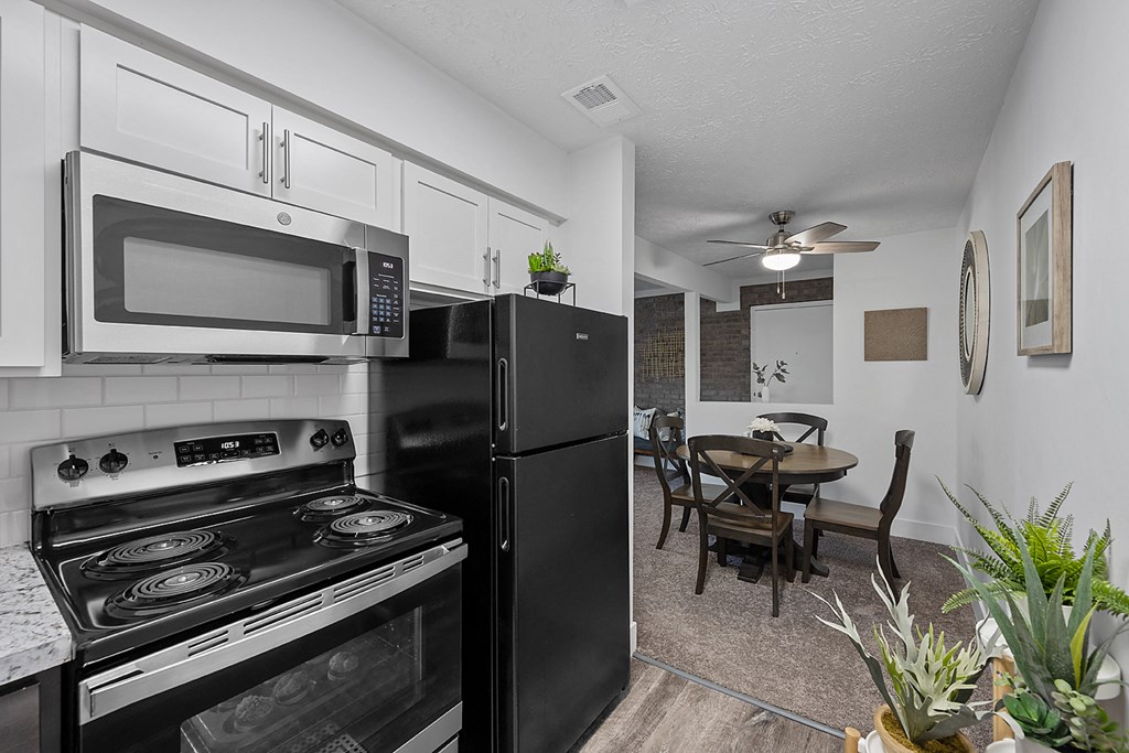 Kitchen And Dining at Millcroft Apartments and Townhomes, Milford, 45150