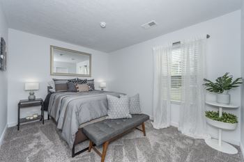 Bedroom at Mallard Landing Apartments, Marion, 43302