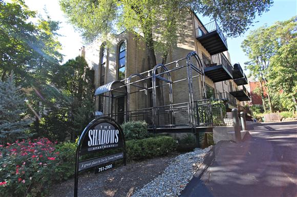a synagogue sign in front of a building