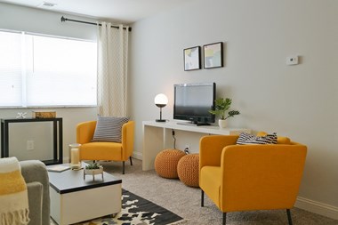 Living room decor at Stonecrest Apartments, Columbus - Photo Gallery 4