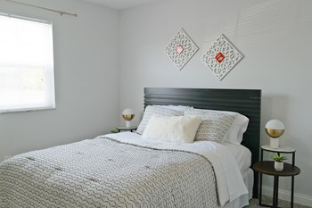 Bedroom at Stonecrest Apartments, Columbus, 43213 - Photo Gallery 14
