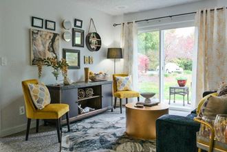 Living Room at Tall Timber Apartments, Cincinnati, OH - Photo Gallery 4