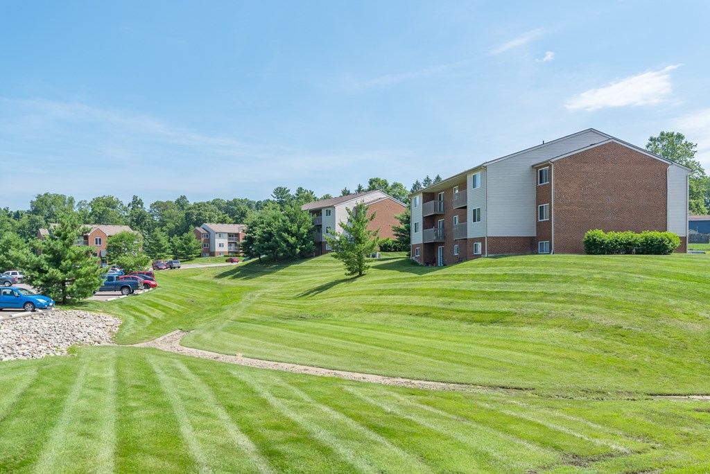 Exterior view side at Sandhurst Apartments, Zanesville, 43701