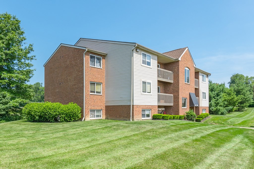 Exterior view1 at Sandhurst Apartments, Zanesville, OH