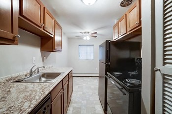 Fully Furnished Kitchen Fully Furnished Kitchen at Congress Run, Cincinnati - Photo Gallery 5