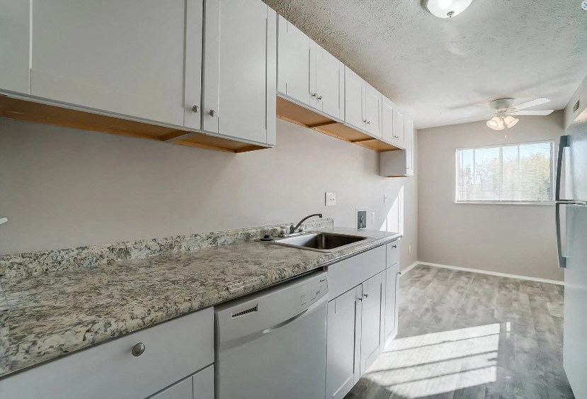 Granite Countertop Kitchen at Finneytown Apartments and Townhomes, Cincinnati, Ohio