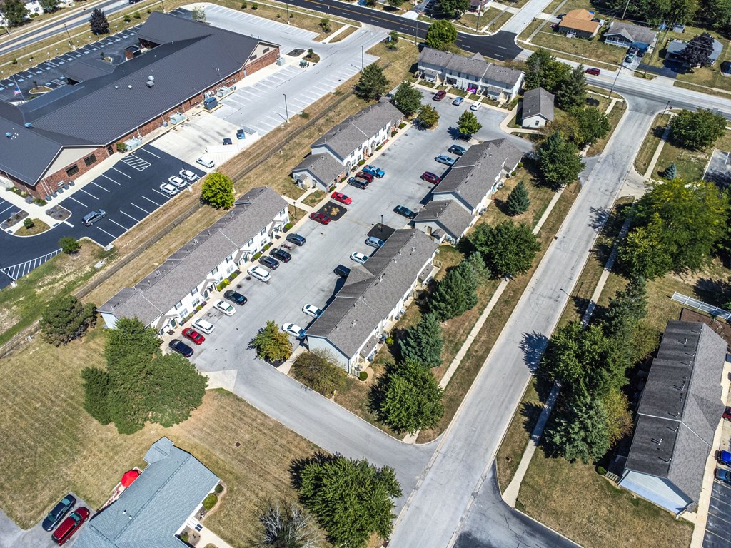 A parking lot with cars and a building in the background.