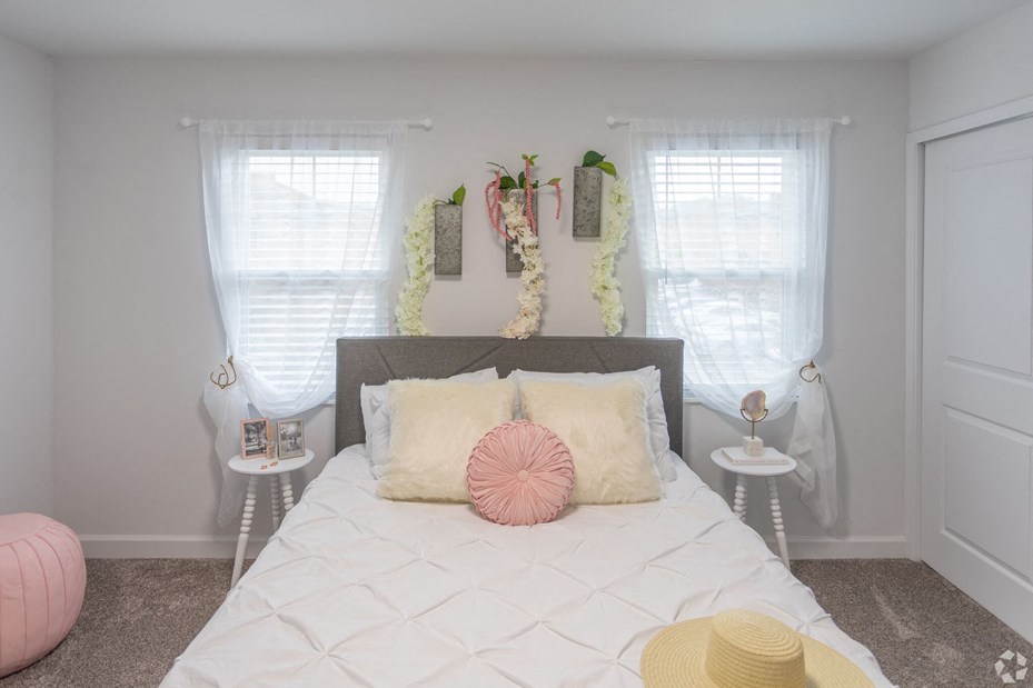 Small Bed Room at Galbraith Pointe Apartments and Townhomes*, Cincinnati