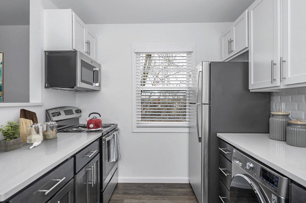 2 bedroom garden apartment - Stainless appliances