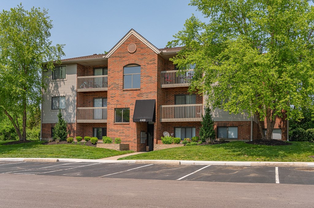 exterior view at the falls at rolland park apartments md