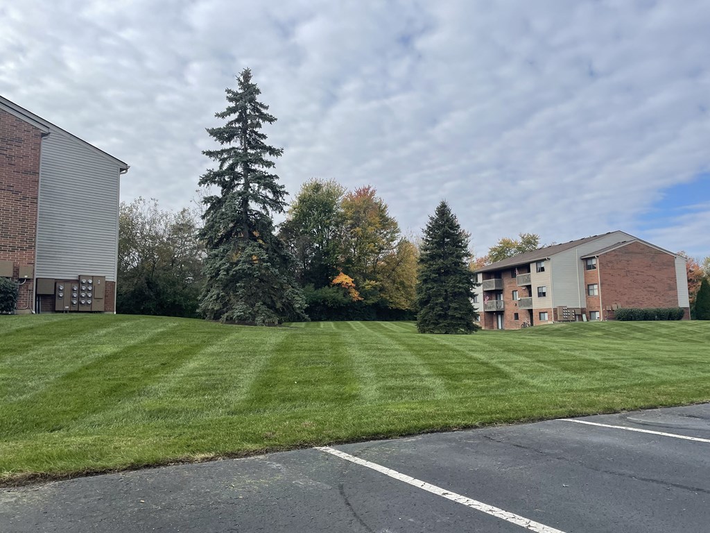 Lush Green Landscaping at Timber Glen Apartments, Batavia, 45103