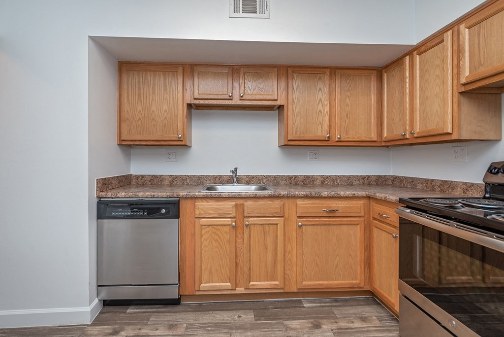 Fully Furnished Kitchen at Millcroft Apartments and Townhomes, Milford, OH, 45150