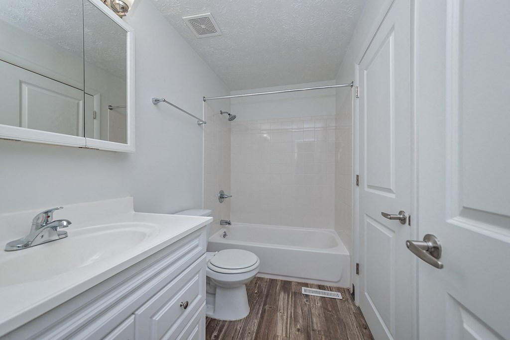 Bathroom With Bathtub at Millcroft Apartments and Townhomes, Milford, 45150