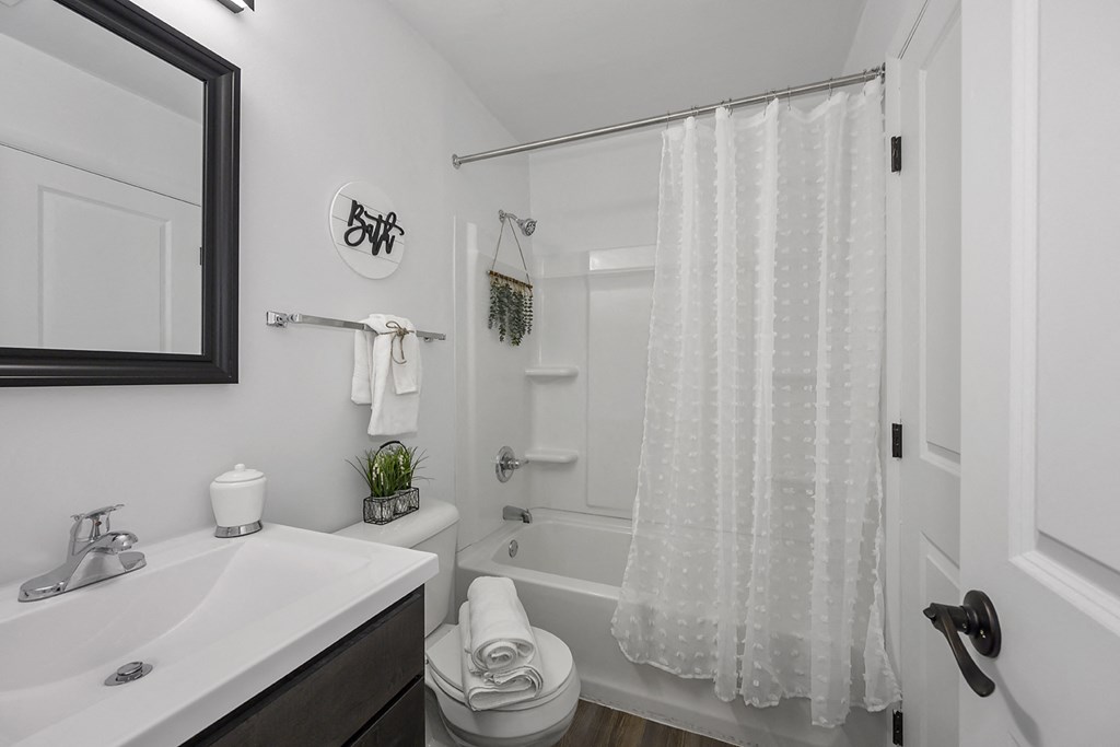Bathroom With Bathtub at Weaver Farm, Florence, Kentucky