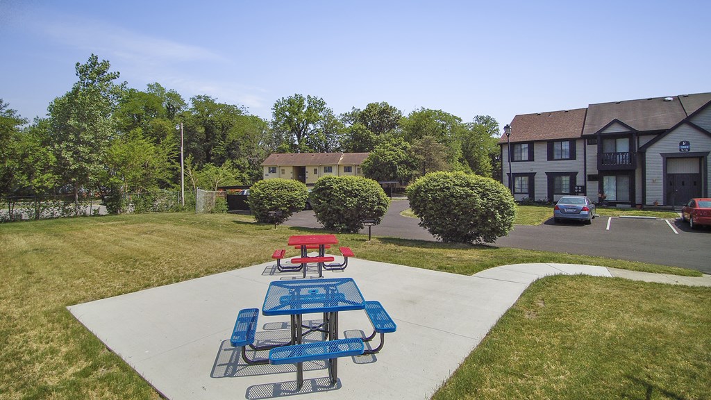 a picnic area at the whispering winds apartments in pearland, tx