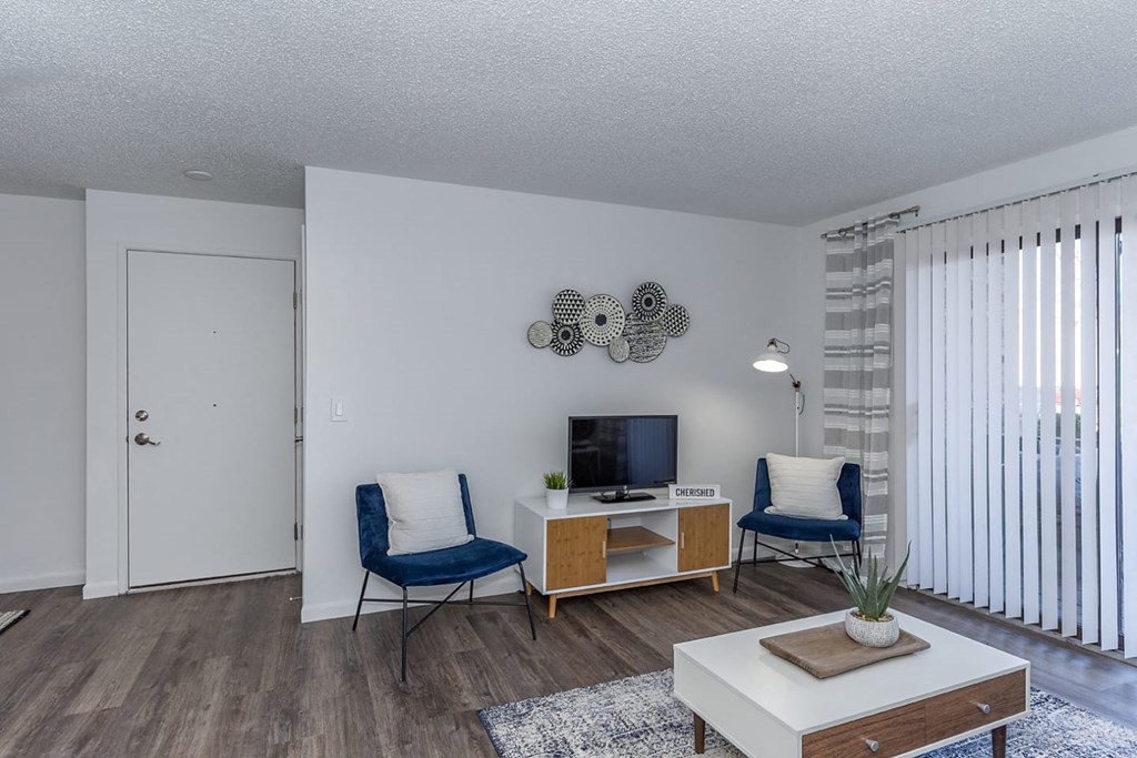 Spacious Living Room at Timber Glen Apartments, Batavia, OH, 45103