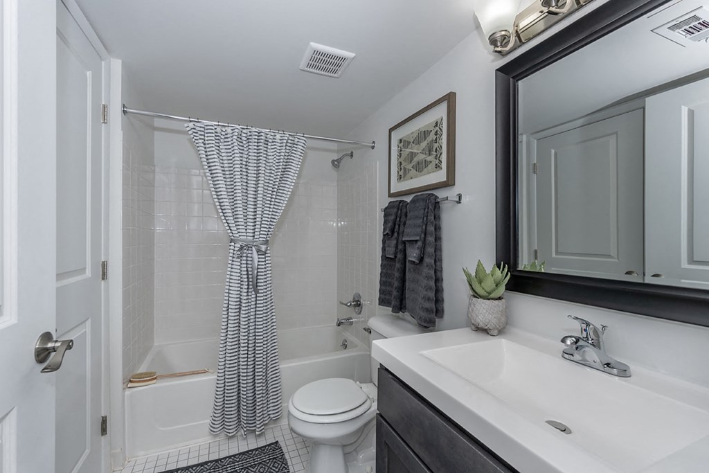 Large Soaking Tub In Bathroom at Timber Glen Apartments, Ohio
