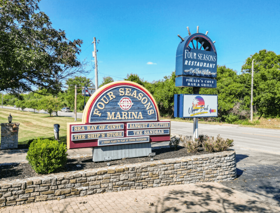 a sign for the dog seafood marina on the side of the road