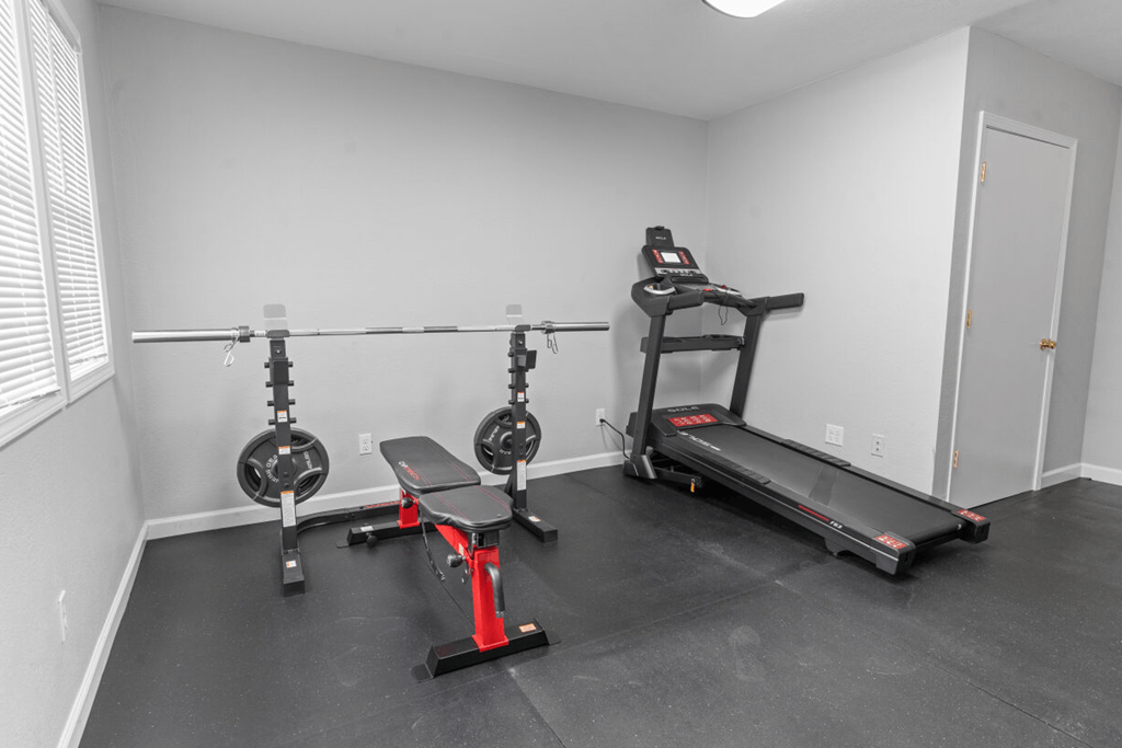 the gym at the monarch luxury apartments in des plaines