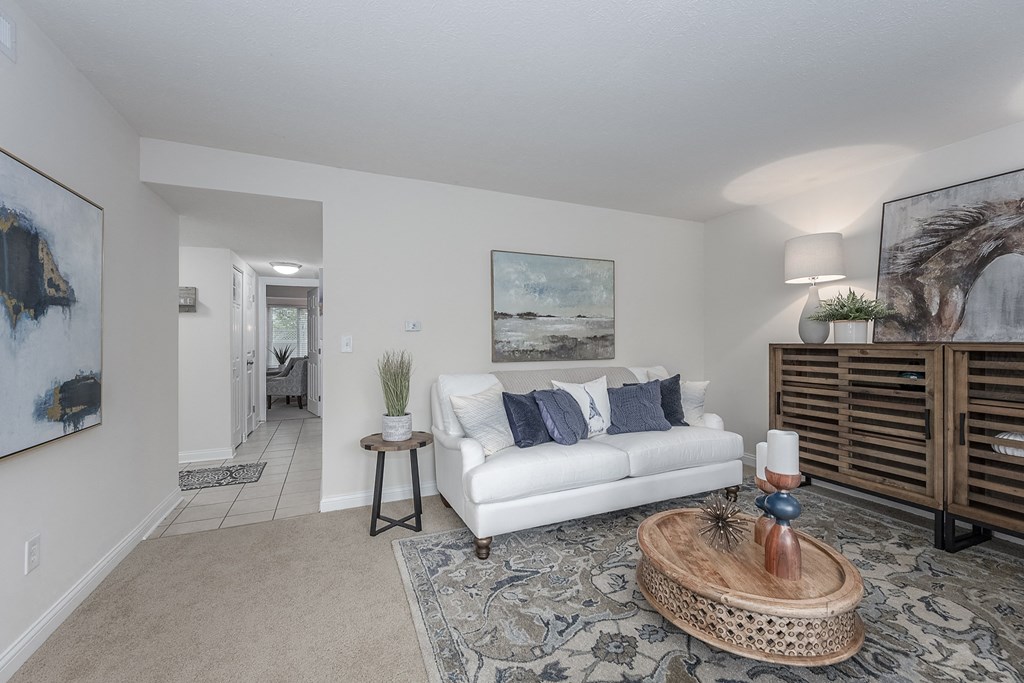 Living room decor at Harpers Point Apartments, Ohio, 45249