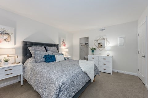Bedroom at Harpers Point Apartments, Cincinnati, 45249
