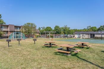 Picnic And Bbq Area at Millcroft Apartments and Townhomes, Milford