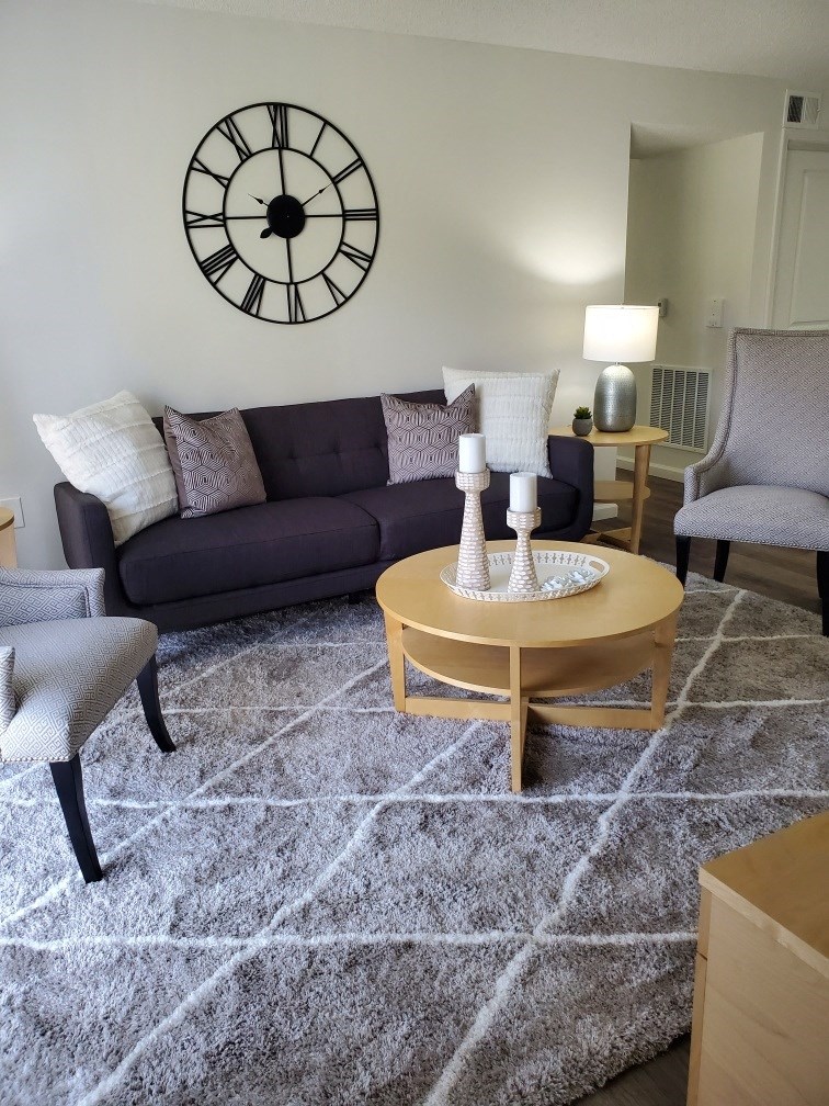 Spacious Living Room w/Walk Out Patio/Balcony