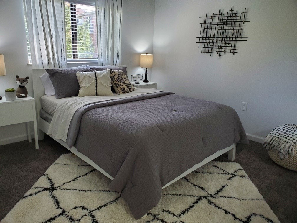 Large Master Bedroom w/Private Vanity at Fox Run, Dayton, OH