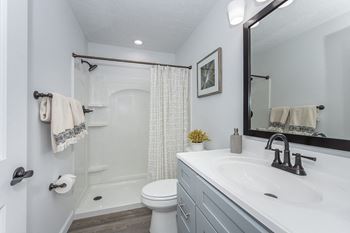 Bathroom With Bathtub at Hilltop Apartments, Cincinnati, 45213-2638