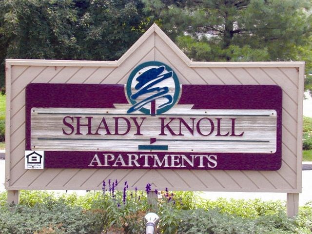 a sign for the shady knoll apartments