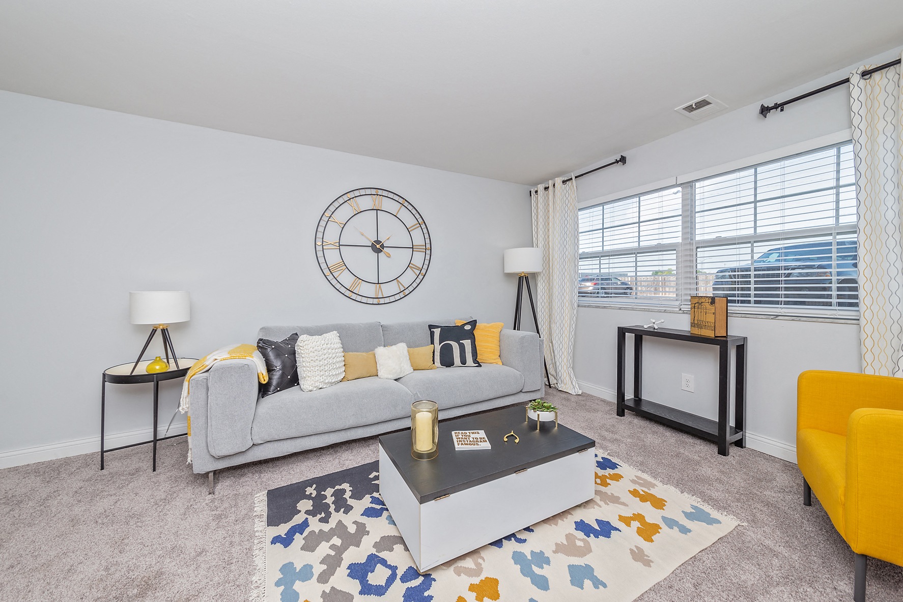 Living area decor at Stonecrest Apartments, Columbus, Ohio