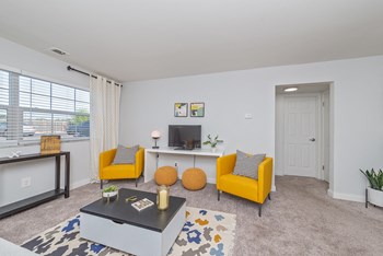 Living area at Stonecrest Apartments, Columbus, 43213 - Photo Gallery 5