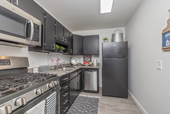 Kitchen Appliances at Stonecrest Apartments, Columbus, OH, 43213 - Photo Gallery 8
