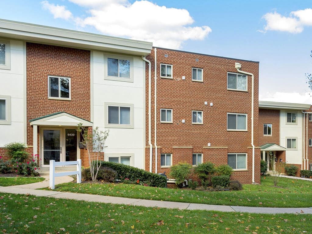 Exterior View at Bren Mar Apartments, Alexandria, VA