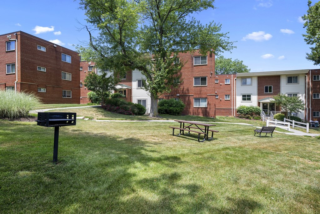 Picnic And Green Space at Bren Mar Apartments, Alexandria, Virginia