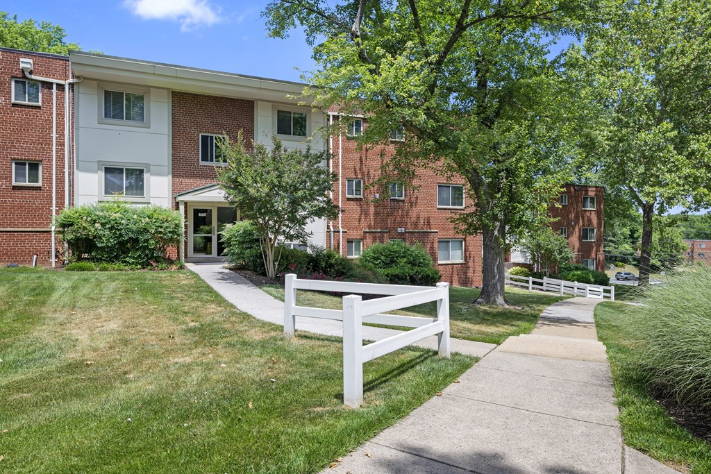 Walking Path at Bren Mar Apartments, Alexandria