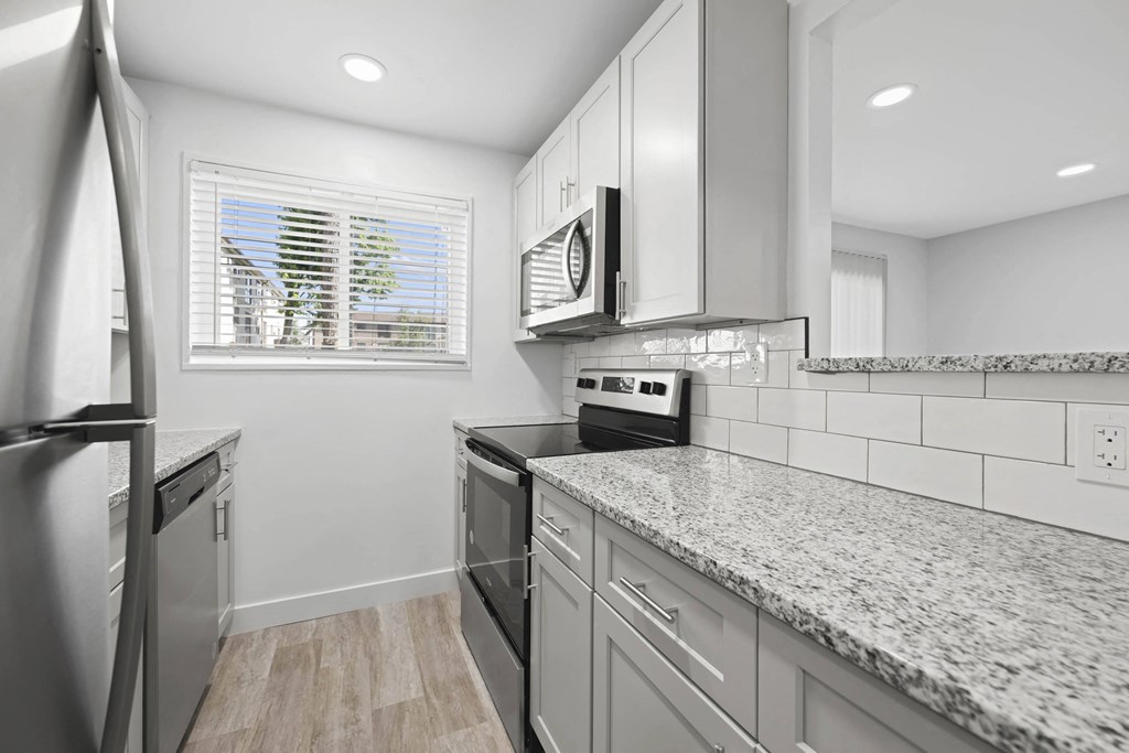 A kitchen with granite countertops and stainless steel appliances at Rose Hill Apartments, Alexandria, 22310