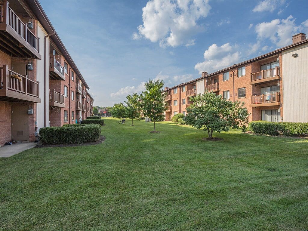 Lush green grass and exterior view  at Rose Hill Apartments, Alexandria, VA