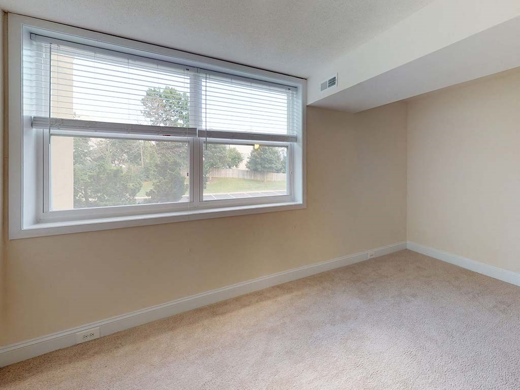 Large Window For Natural Light at Stuart Woods, Herndon, VA, 20170