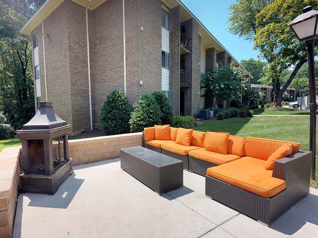Outdoor seating area at Tysons Glen Apartments and Townhomes, Falls Church, 22043