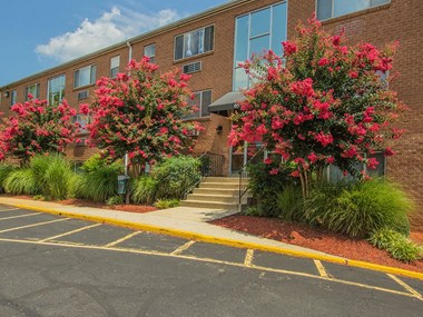 Entrance to building at Woodlee Terrace Apartments, Woodbridge, VA, 22192 - Photo Gallery 3