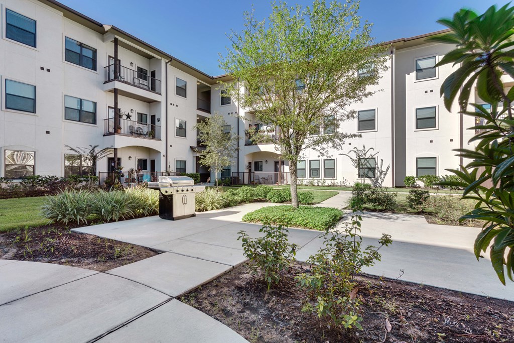 Courtyard & Grilling Area