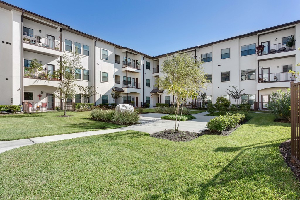 Courtyard & Grilling Area