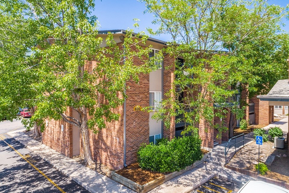 A building with a parking lot in front of it.