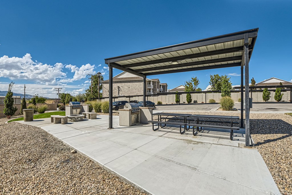 the preserve at ballantyne commons community picnic area with table and benches