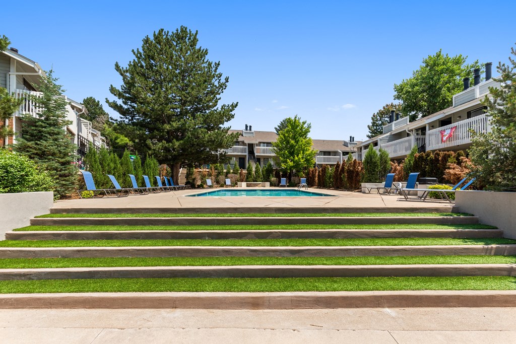 steps leading up to a swimming pool in front of an apartment building